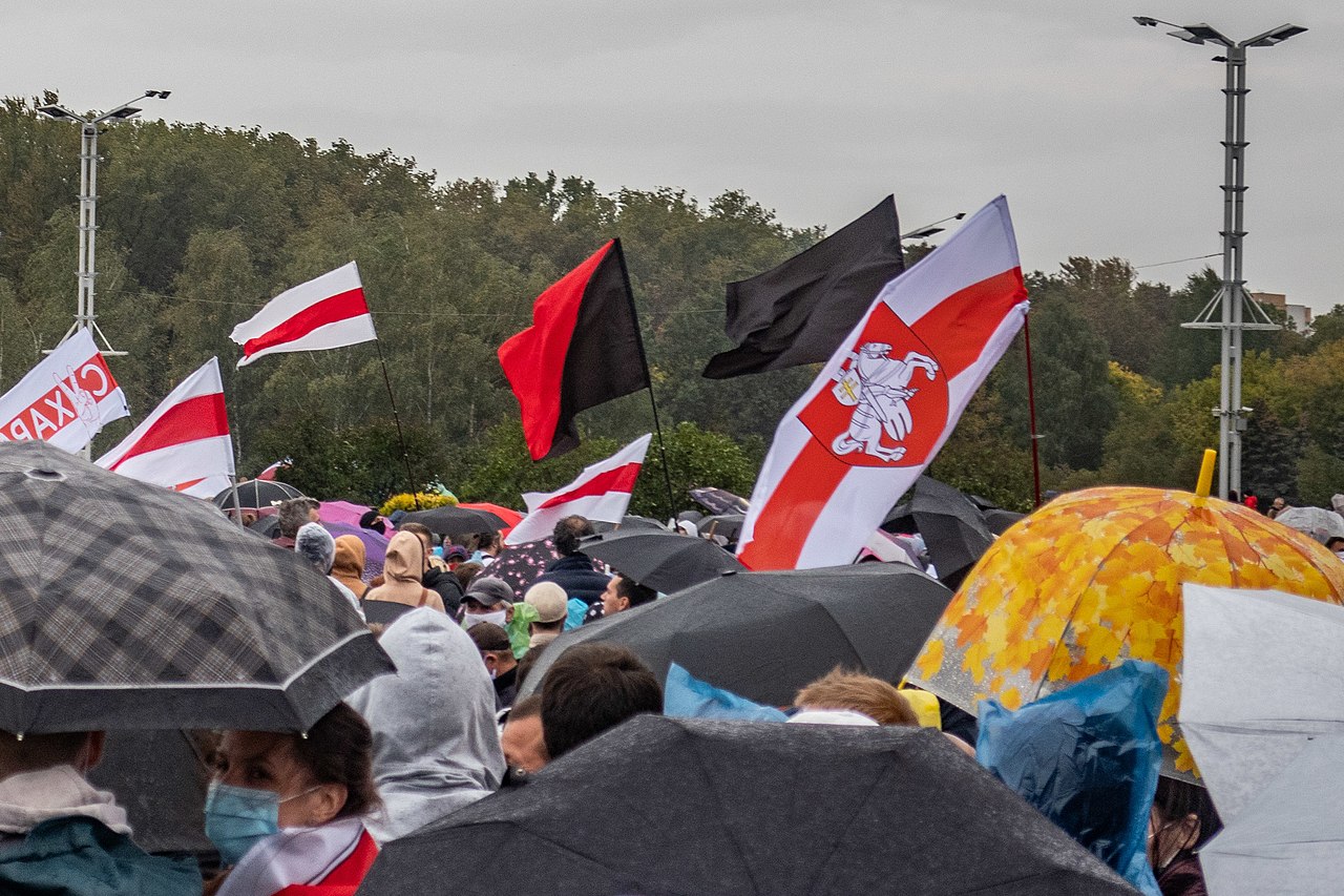 rot-schwarze Flaggen an einer Kundgebung in Minsk